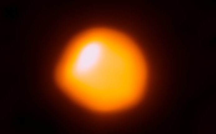 Betelgeuseは衰退し続けており、その理由はわかりません。 