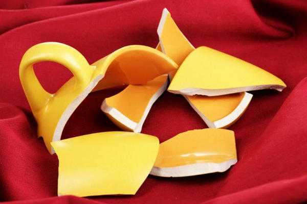 崩れたマグカップ 