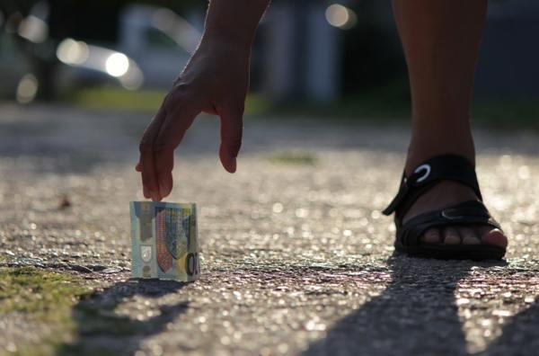 お金を見つけた 