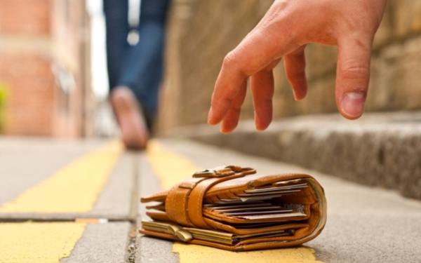 通りでお金を見つけたそれは何のためですか 