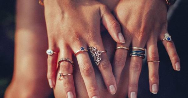手にリング 