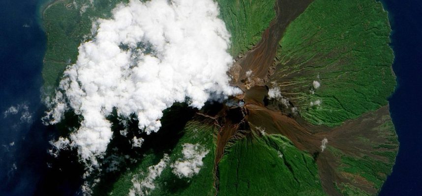 ドローンは噴火を予測するために火山に直接送られます 