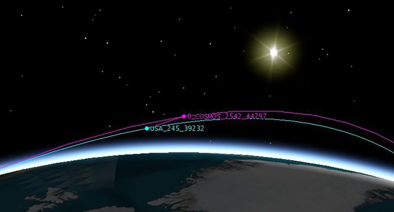 2つのロシアの宇宙船がアメリカのスパイ衛星を追いかけます 