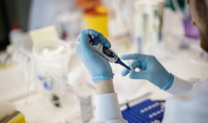 専門家は、COVID-19がインフルエンザのパンデミックとどのように異なるかを説明します 