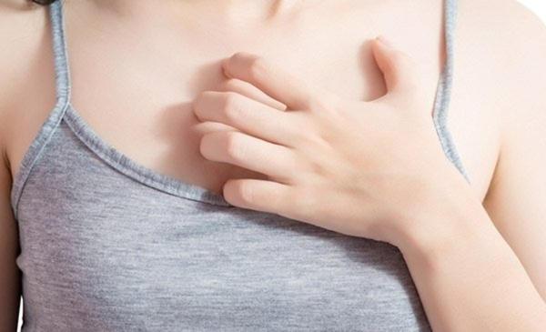 なぜ左または右の胸がかゆむのですか 