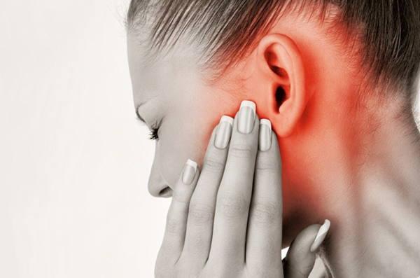 左耳のかゆみ 