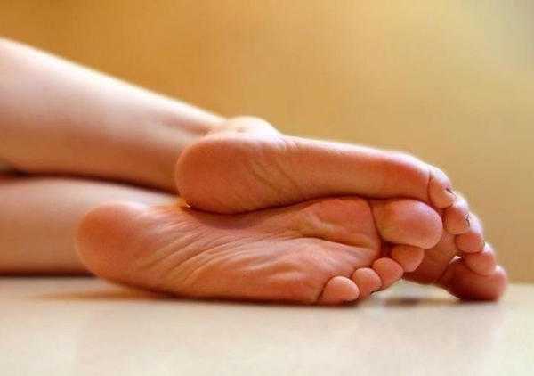 なぜ左足がかゆいのですか 