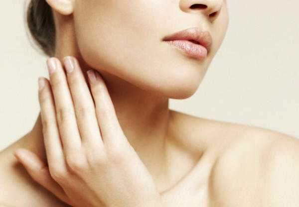 右または左の首のかゆみ 