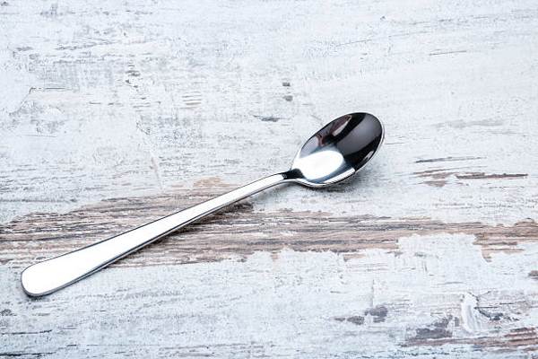 スプーンが床の前兆に落ちた 