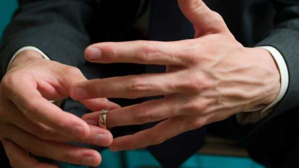 ウェディングリングを外す 