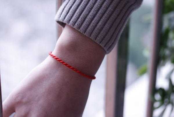 どちらの手に赤い糸を着るのが正しいですか 