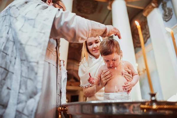 妊娠中の名付け親の子供にバプテスマを施すことは可能ですか 