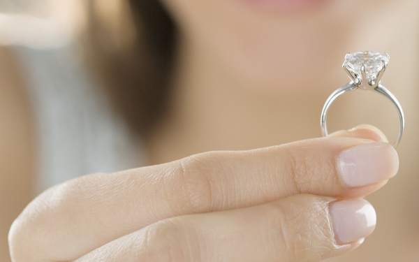 他人のウェディングリングを着用することは可能ですか 