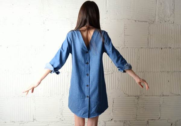 服を後ろ向きに着せます 