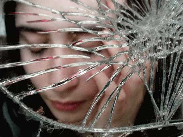 壊れた鏡を見てください 