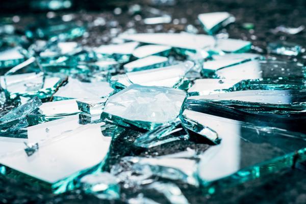 誰かの助けを借りてガラスが割れる 