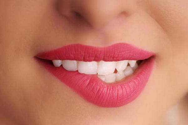 唇の前兆のピンプル 