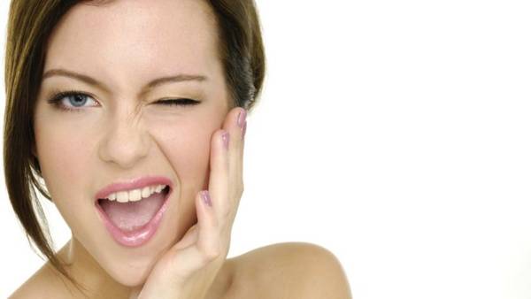 頬の前兆にピンプル 