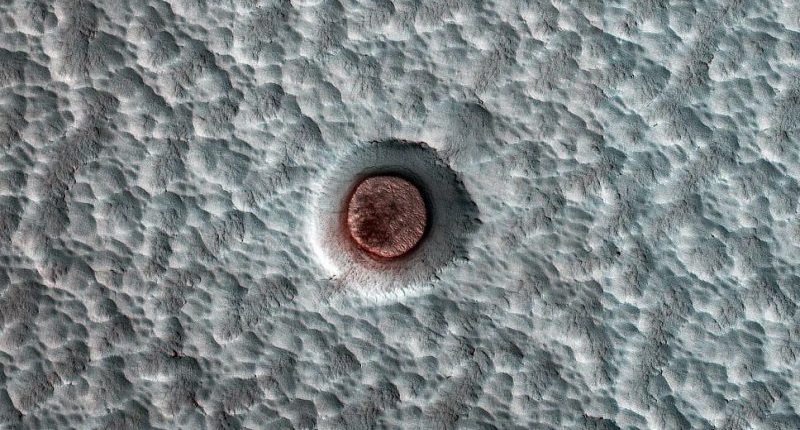 NASAは火星の火口の氷が10年間変化するのを見てきました 