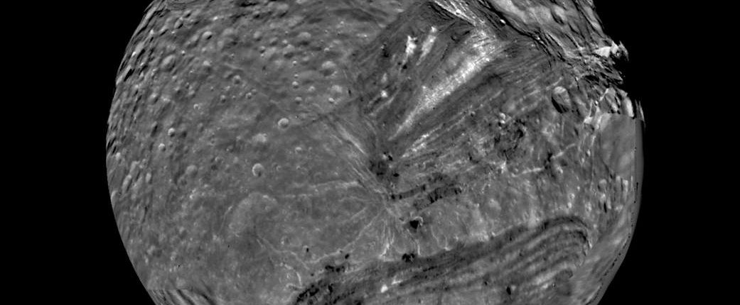 NASAは最終処理後にウラヌス衛星の写真を公開しました 