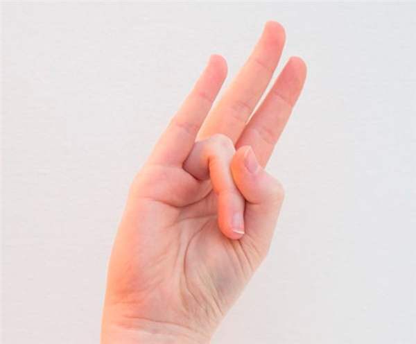 なぜ右側のリングフィンガーがかゆいのですか？ 