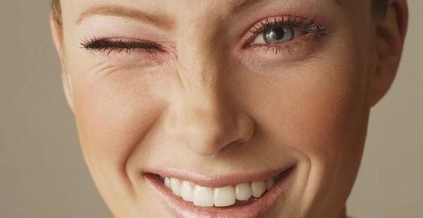 なぜ左目がけいれんするのですか 