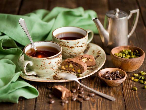 スプーンでお茶を飲む 