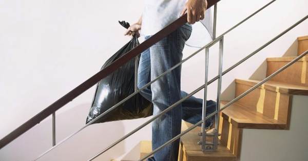 夕方にゴミを出す 