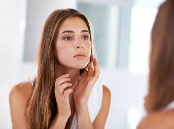 女の子の頬が燃えている 