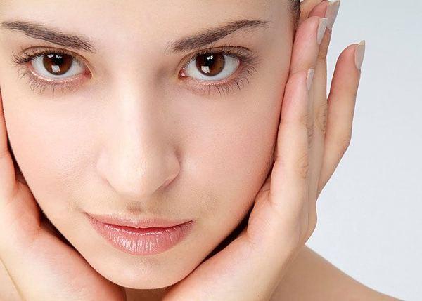 頬は耳と一緒に燃えます 