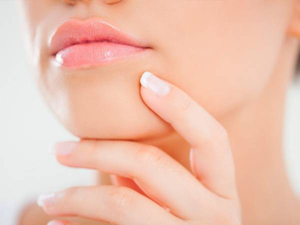 あごのピンプル：前兆は何を伝えますか？ 