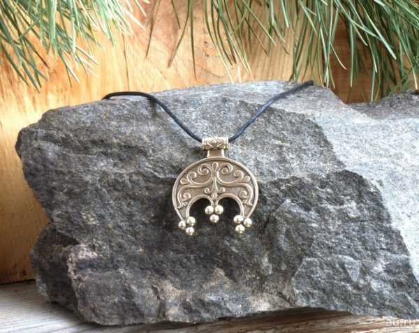 月のお守りの価値 