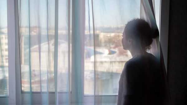 葬式が進行中のときは窓の外を見てください 