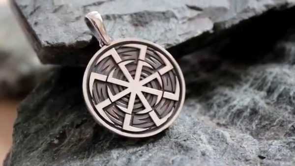 軽いお守りの価値 