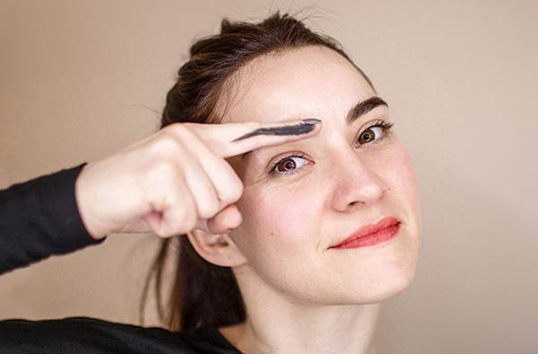 右眉の前兆ピンプル 