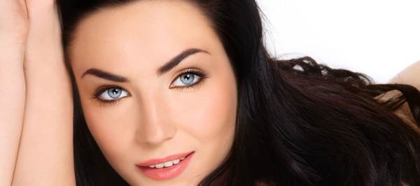 眉間の前兆のピンプル 