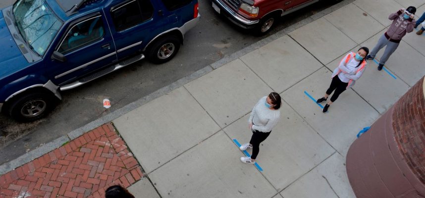 科学者：2022年まで社会的距離が必要 