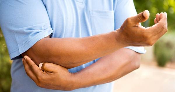 肘の前兆を打つ 